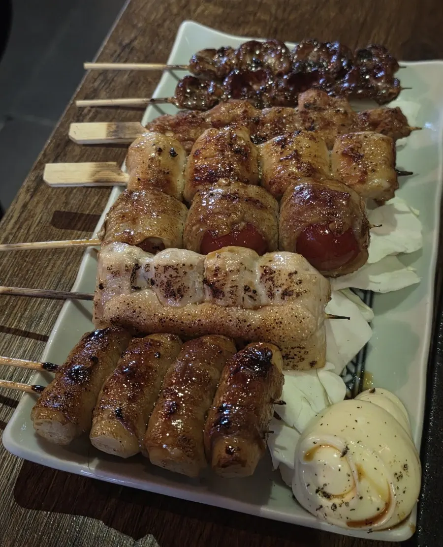 숯불꼬치구이 6종이 담긴 접시