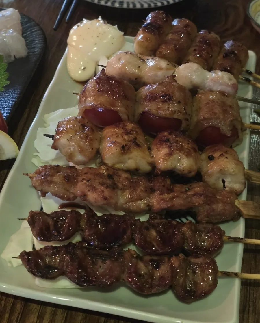 닭가슴살과 염통 꼬치가 놓인 숯불꼬치 구성