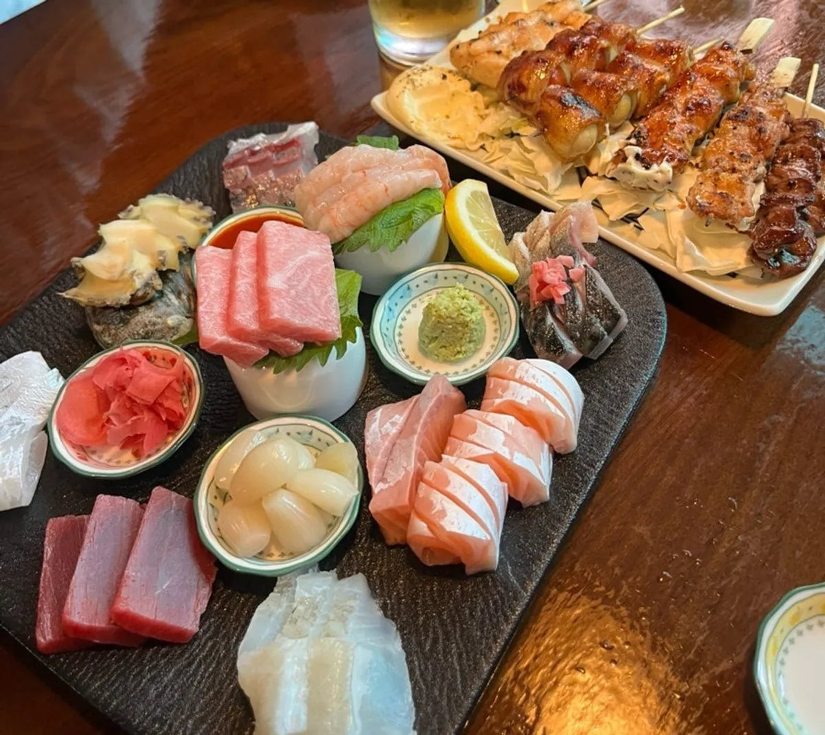 하루사시미와 추천꼬치 6종 한 상 차림