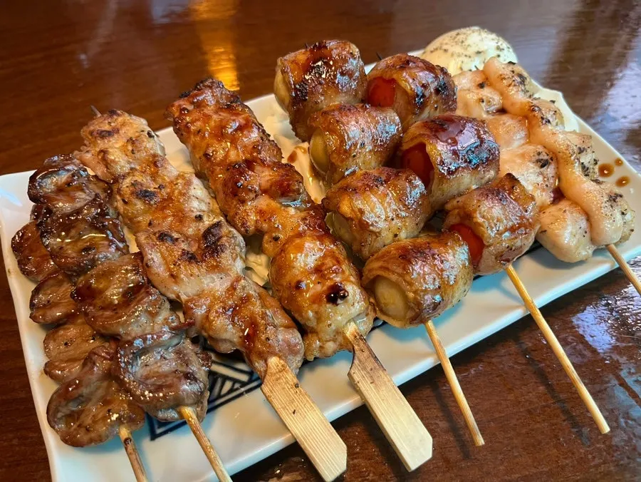 테이블에 차려진 사시미와 꼬치 세트