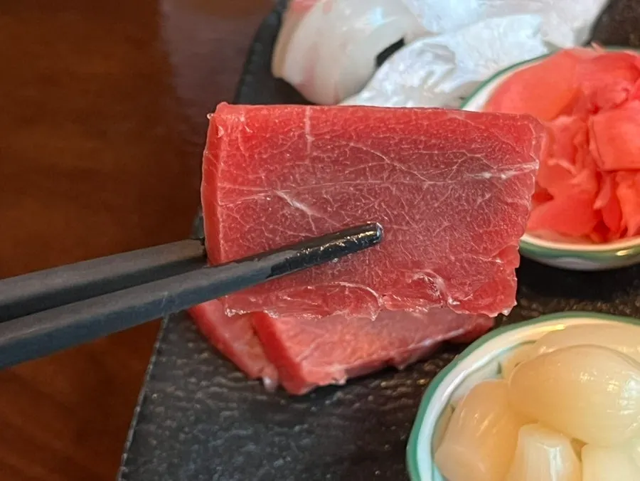 와사비를 올린 회 한 점