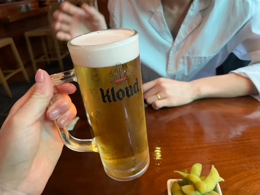 사시미와 함께 놓인 생맥주 잔