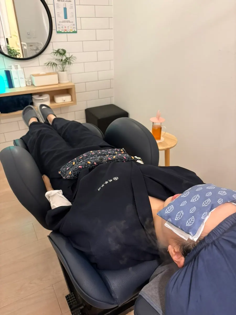 괄사로 두피를 풀어주는 케어 장면