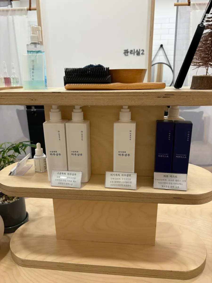 드라이기와 빗이 놓인 파우더룸