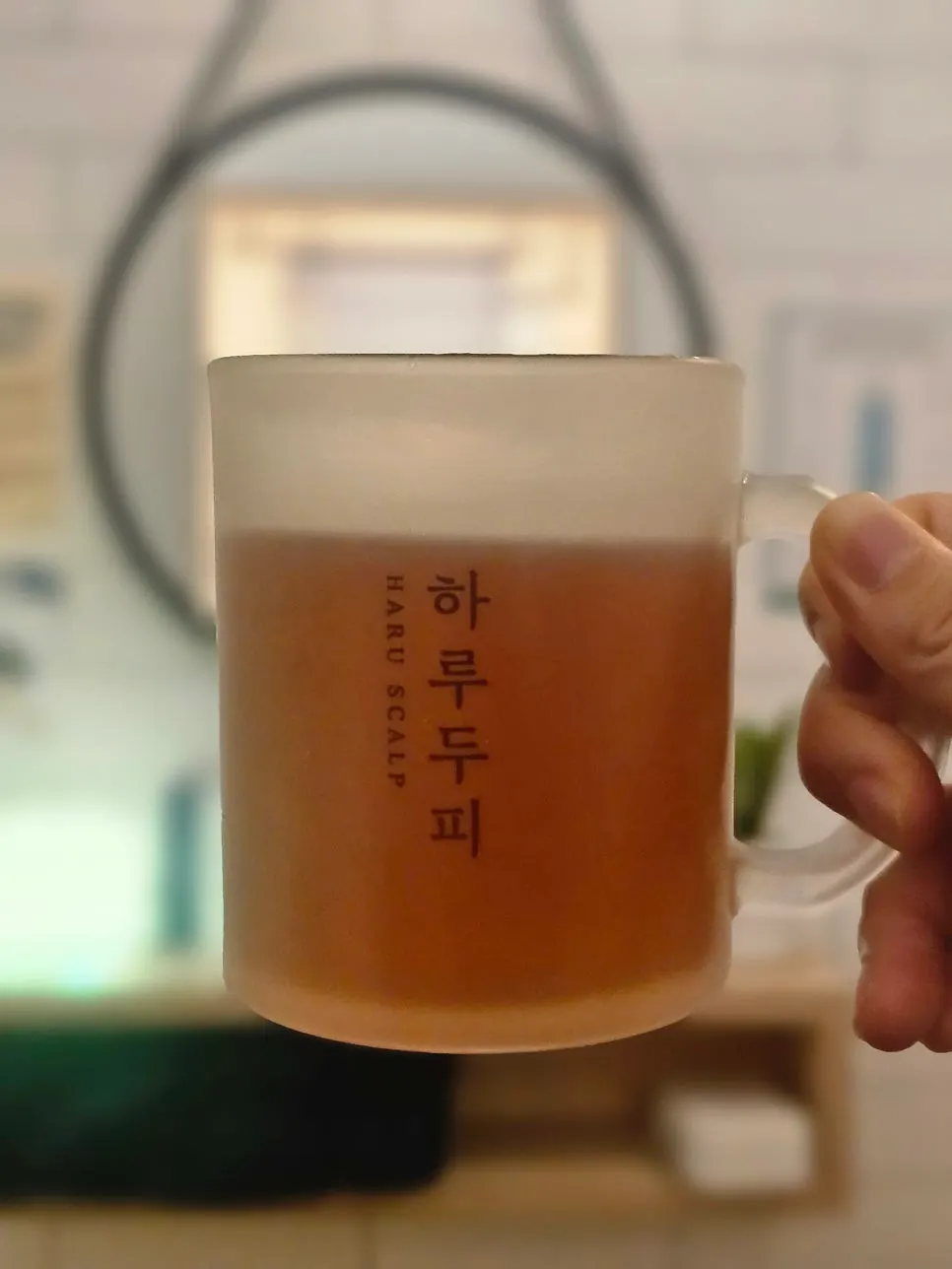 스팀 중 제공된 따뜻한 루이보스 티