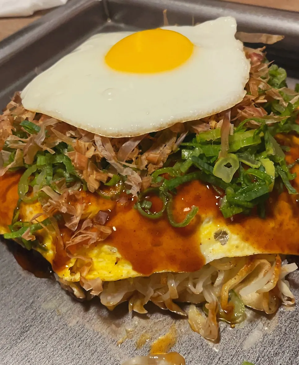 Okonomiyaki and sauce on the teppan at Hotcho Seongsu