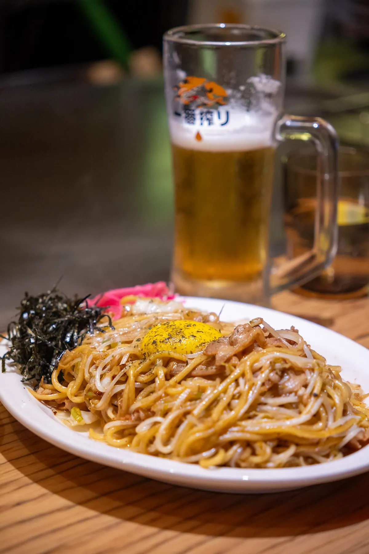 Soy sauce yakisoba xào bóng bẩy tại Hotcho Seongsu