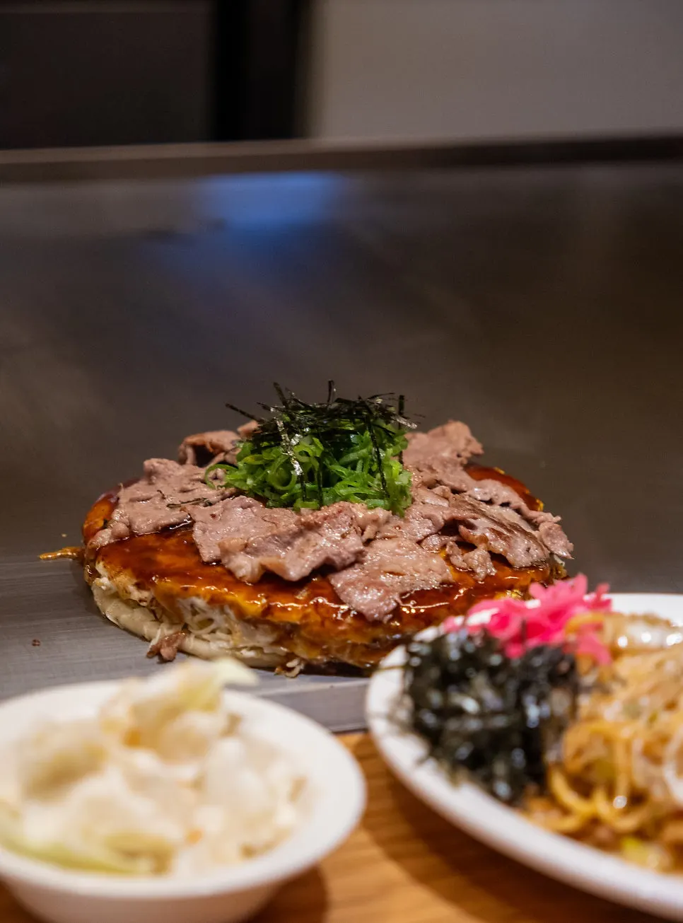 Cận cảnh soy sauce yakisoba kèm sốt mayo