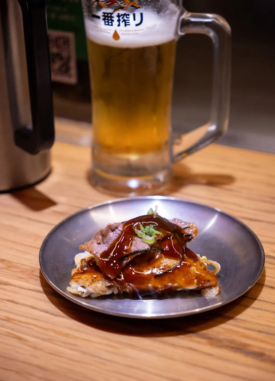 Hiroshima okonomiyaki dày với topping thịt bò