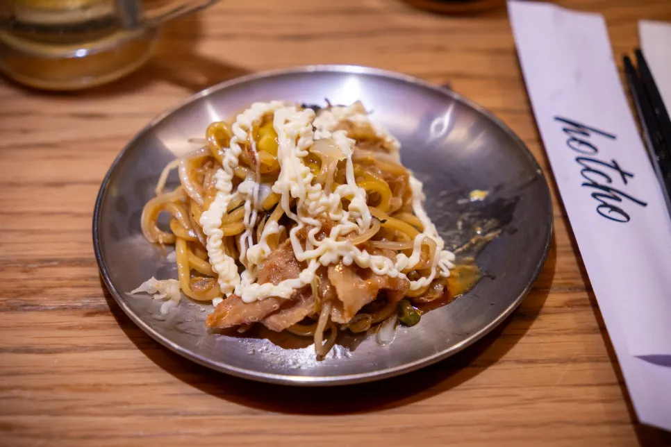 Bữa trưa okonomiyaki và yakisoba bày cùng nhau