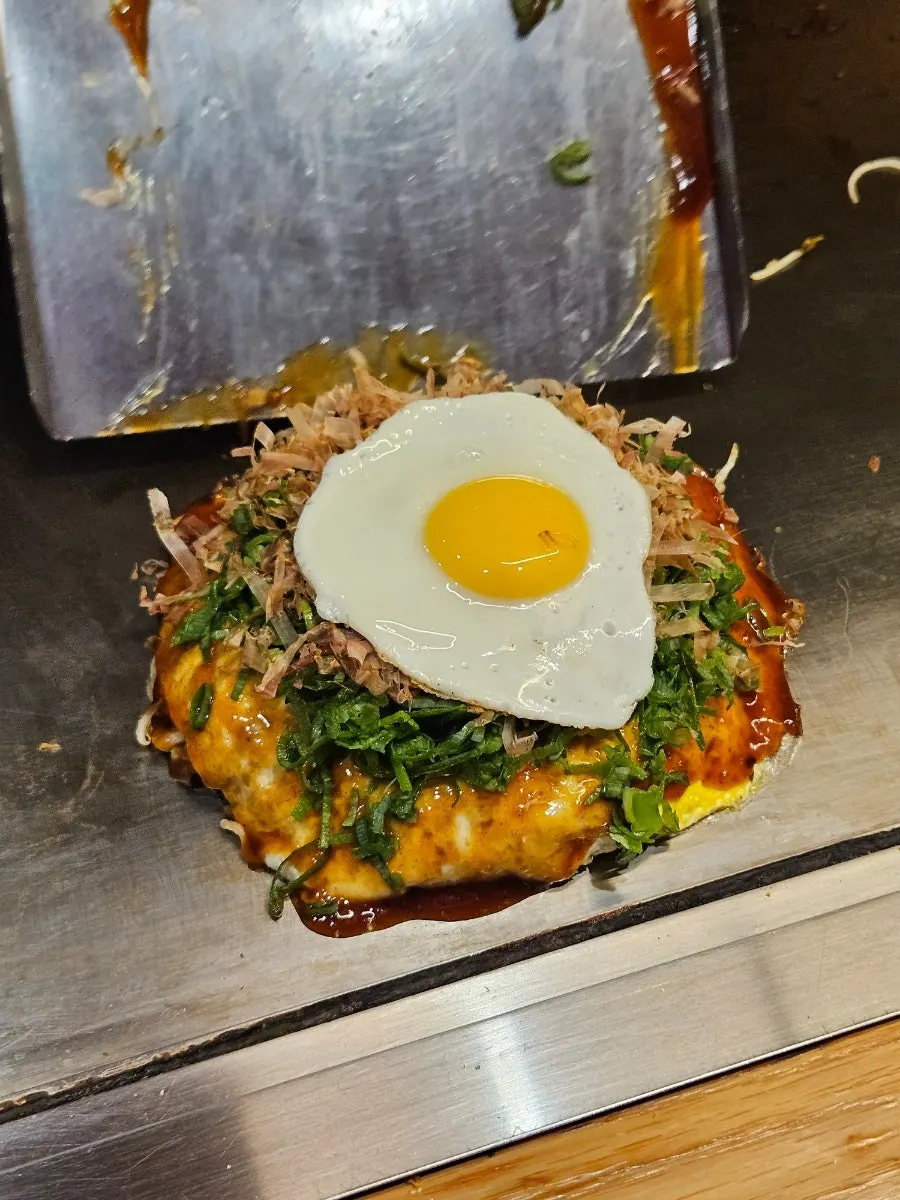 바테이블 앞 철판 조리 장면