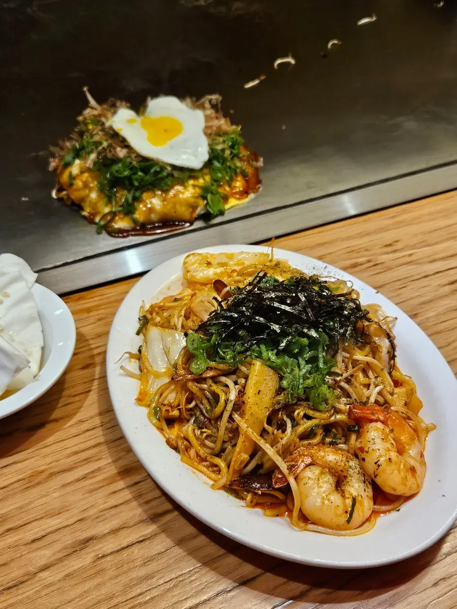 반숙 계란후라이를 올린 핫쵸 히로시마 오코노미야끼