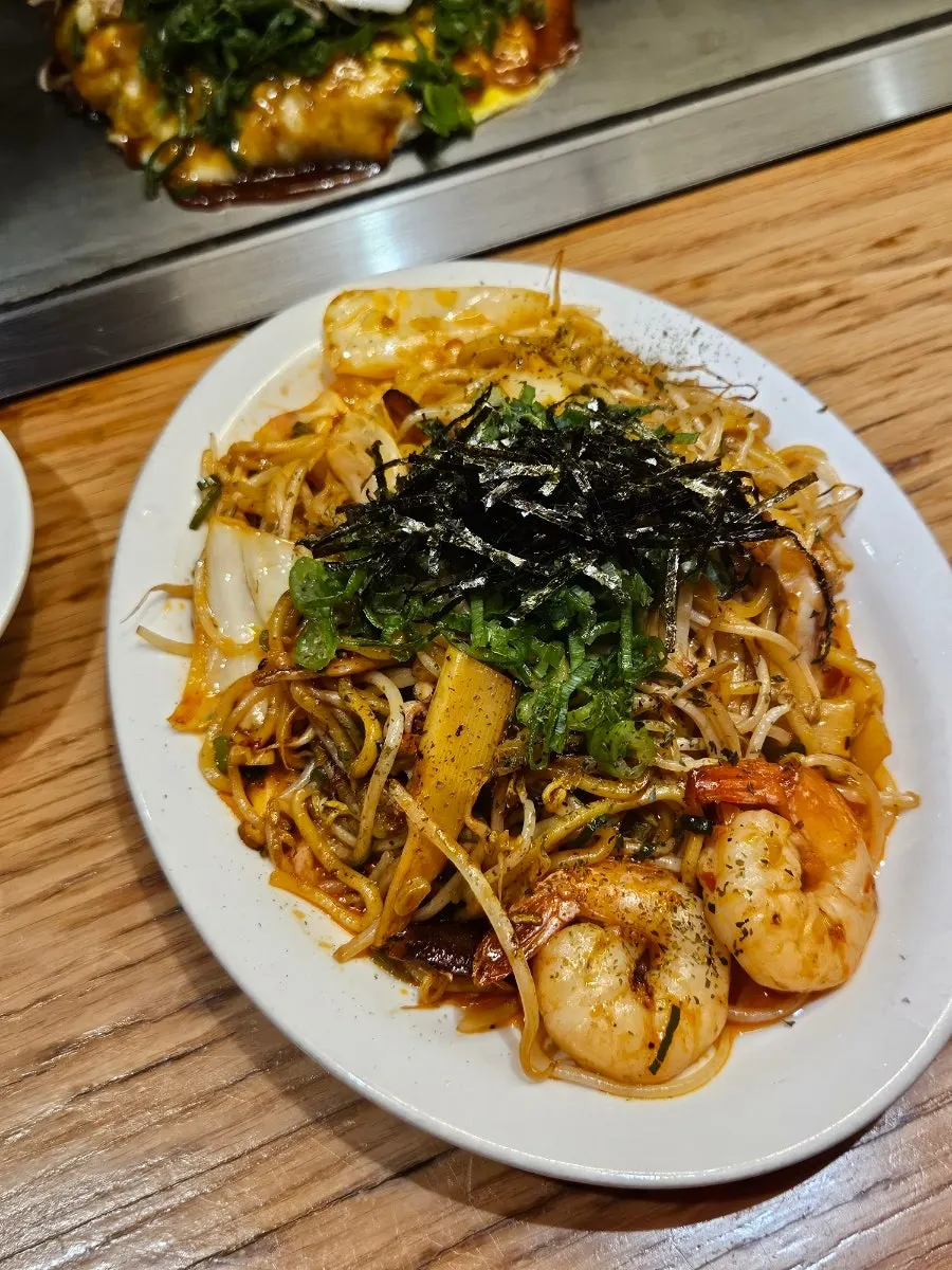 잘라서 덜어낸 히로시마 오코노미야끼 단면