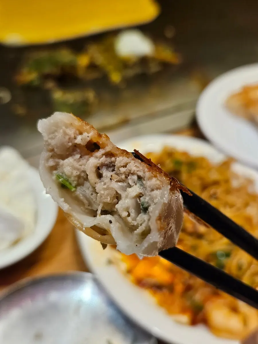 접시에 담긴 야끼교자 만두