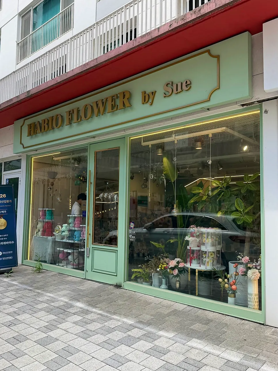 Entrance of Habio Flower by Su with its mint-colored exterior