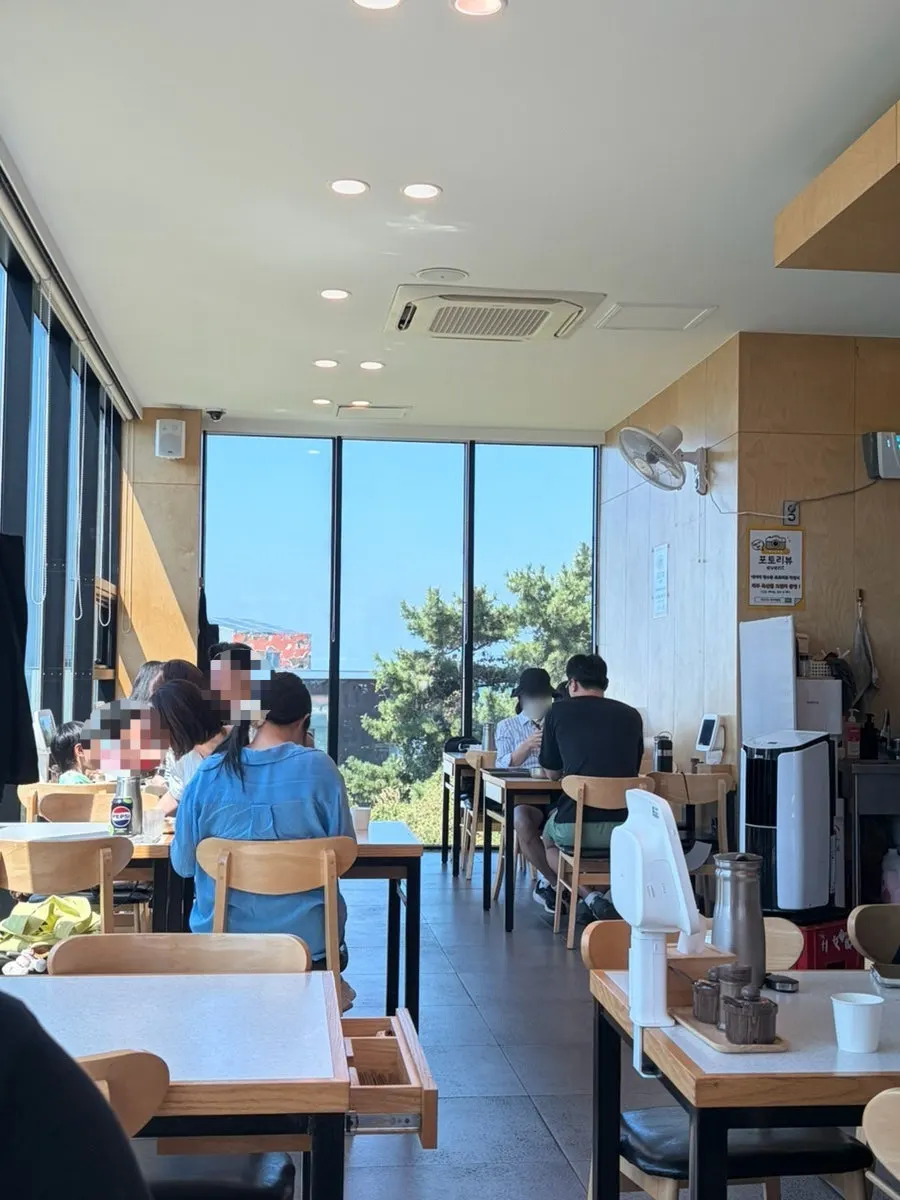 The dining hall at Handam Guksu filled with customers