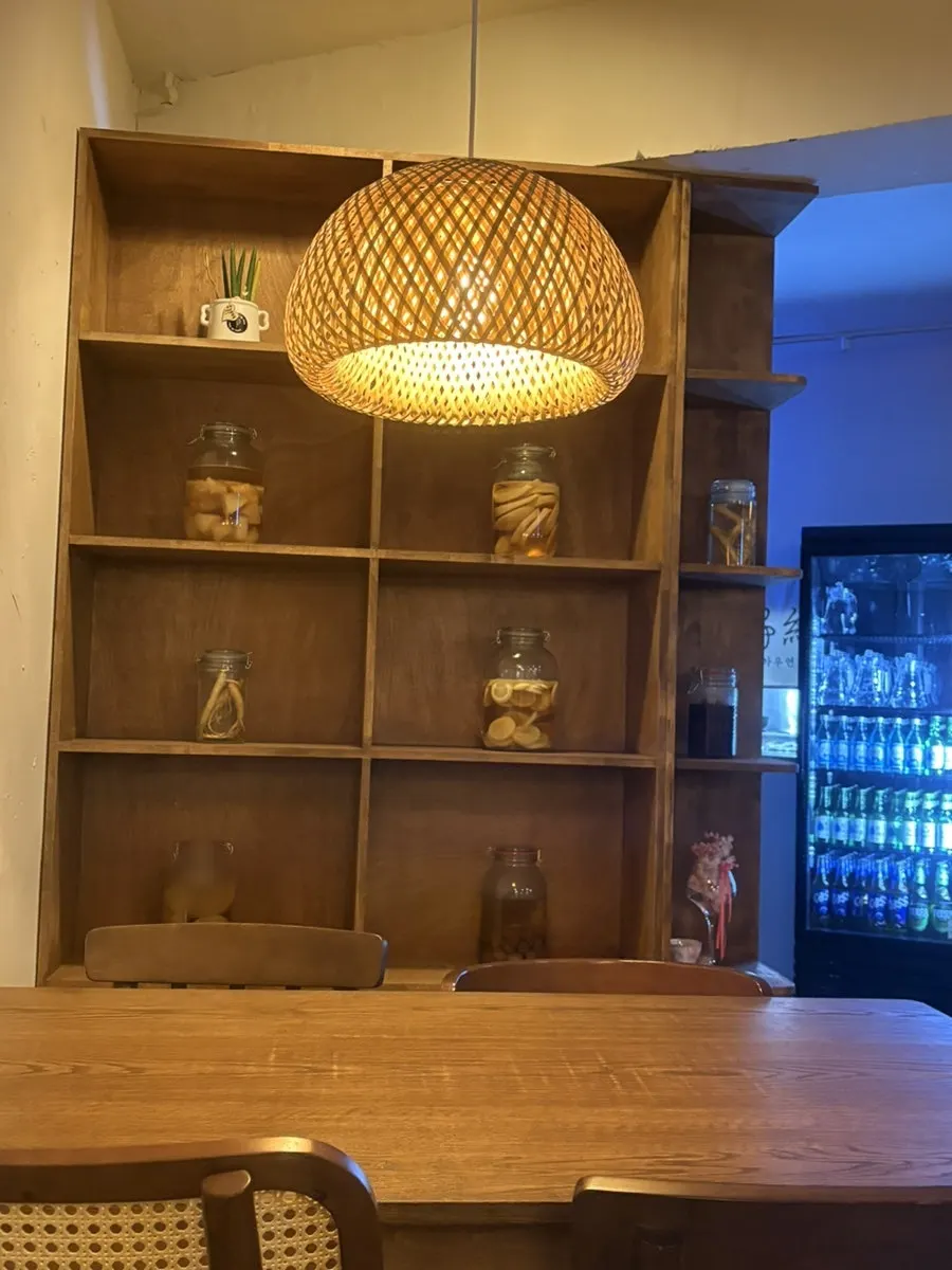 하우연 사당본점 조명과 벽면