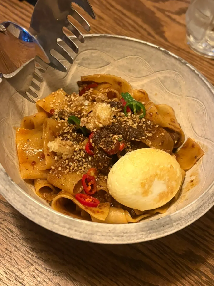 마라 포크 유포면과 반숙란