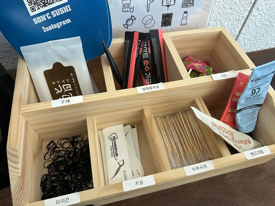 부채와 가글, 머리끈 등 편의용품 코너