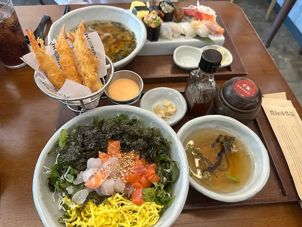 가성비세트와 회덮밥 한 상 차림