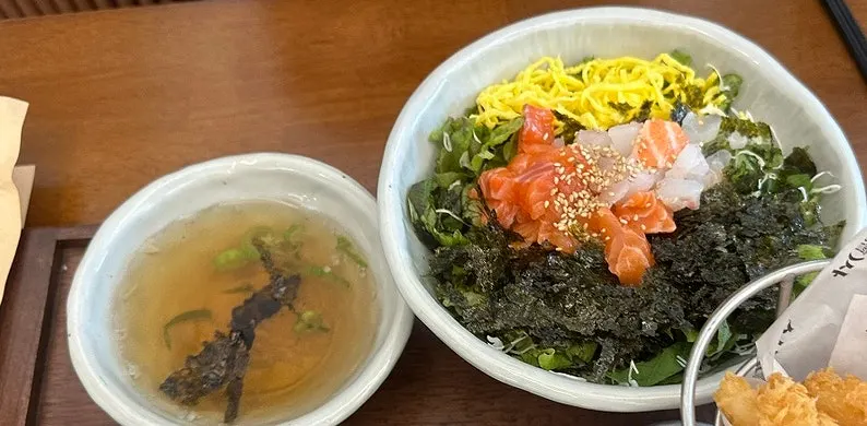 연어와 광어가 올라간 회덮밥