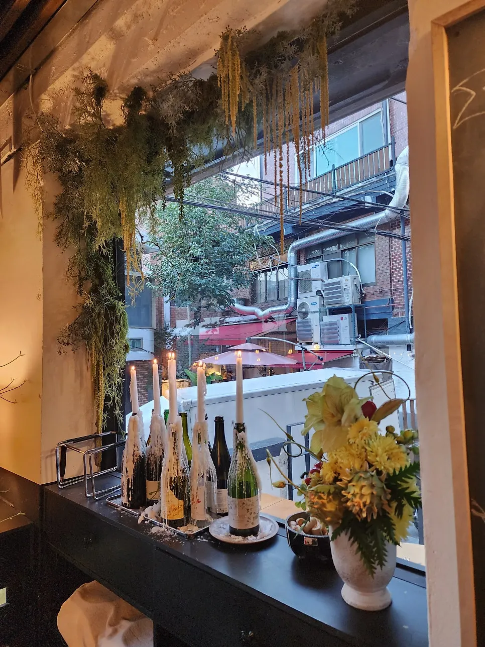 와인병과 초로 꾸민 매장 분위기