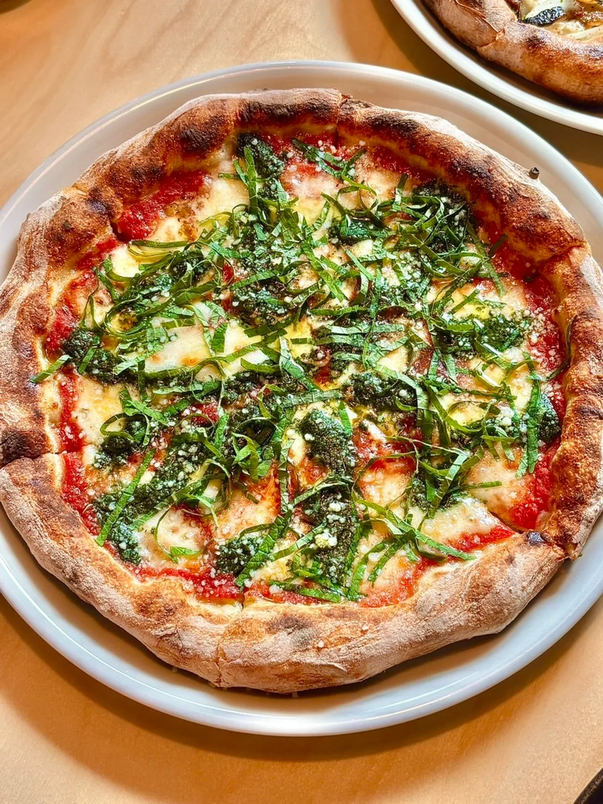 완두콩과 부라타 치즈 요리