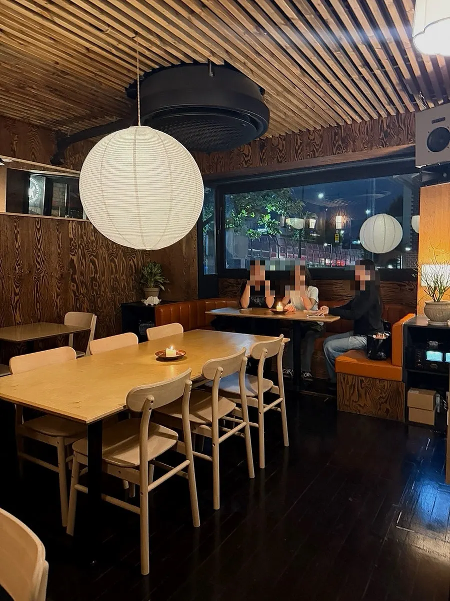 어두운 조명과 우드 인테리어의 매장 내부