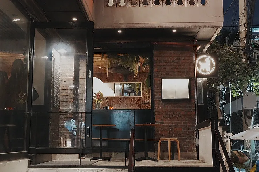 통창과 오렌지색 소파가 있는 안쪽 좌석