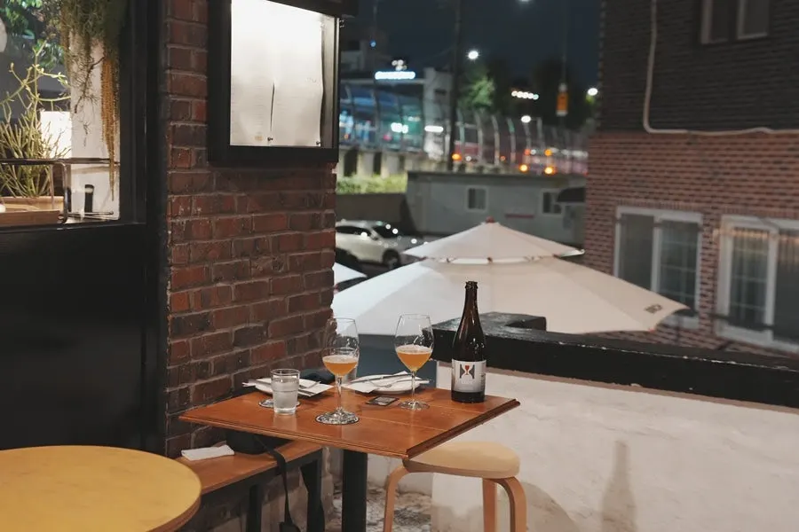 매장 앞 테라스 좌석 두 개