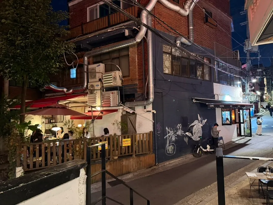 테라스에서 바라본 해방촌 골목 뷰