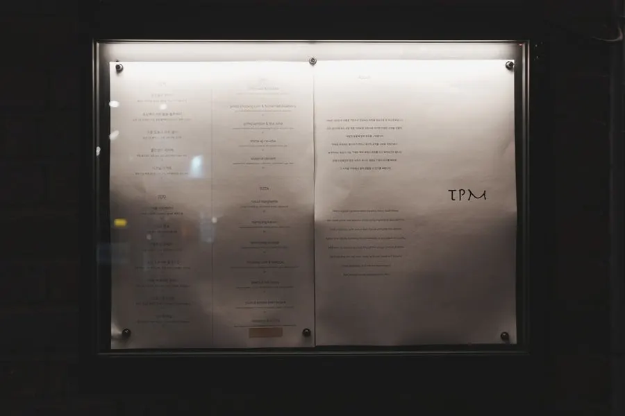 테라스 테이블에 놓인 피자와 맥주
