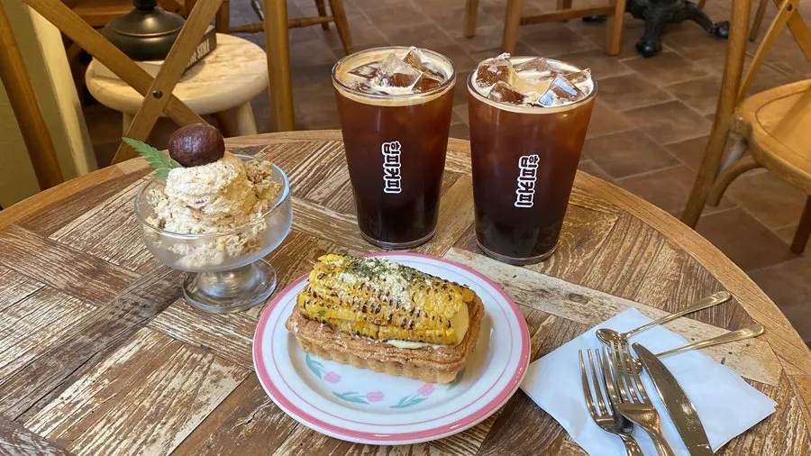 주문한 디저트 두 종과 커피 한 잔