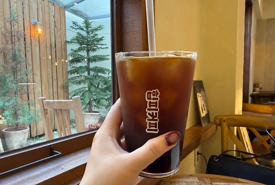 디저트와 함께 놓인 아이스 아메리카노