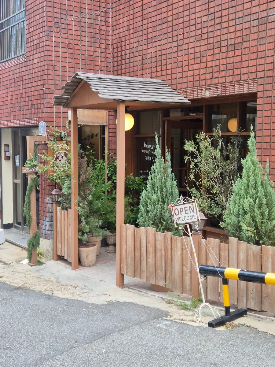Exterior of Hippy café tucked in a Jeonpo-dong alley
