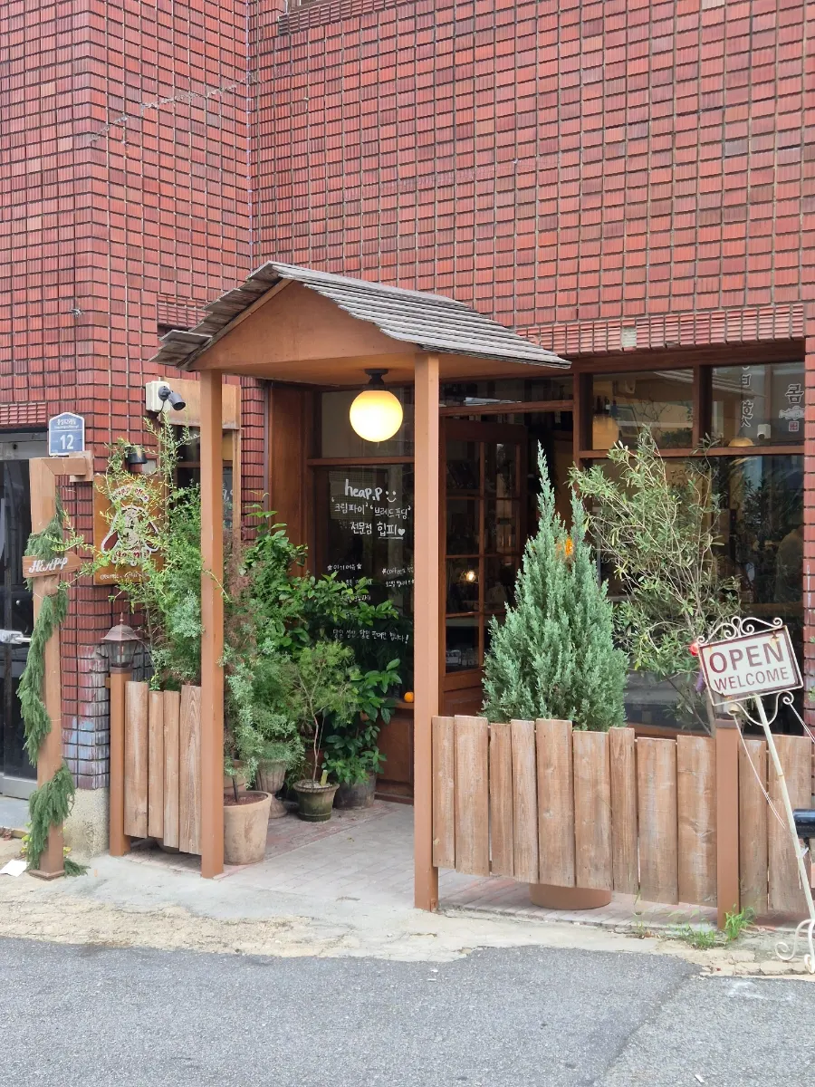 The alley in front of Hippy