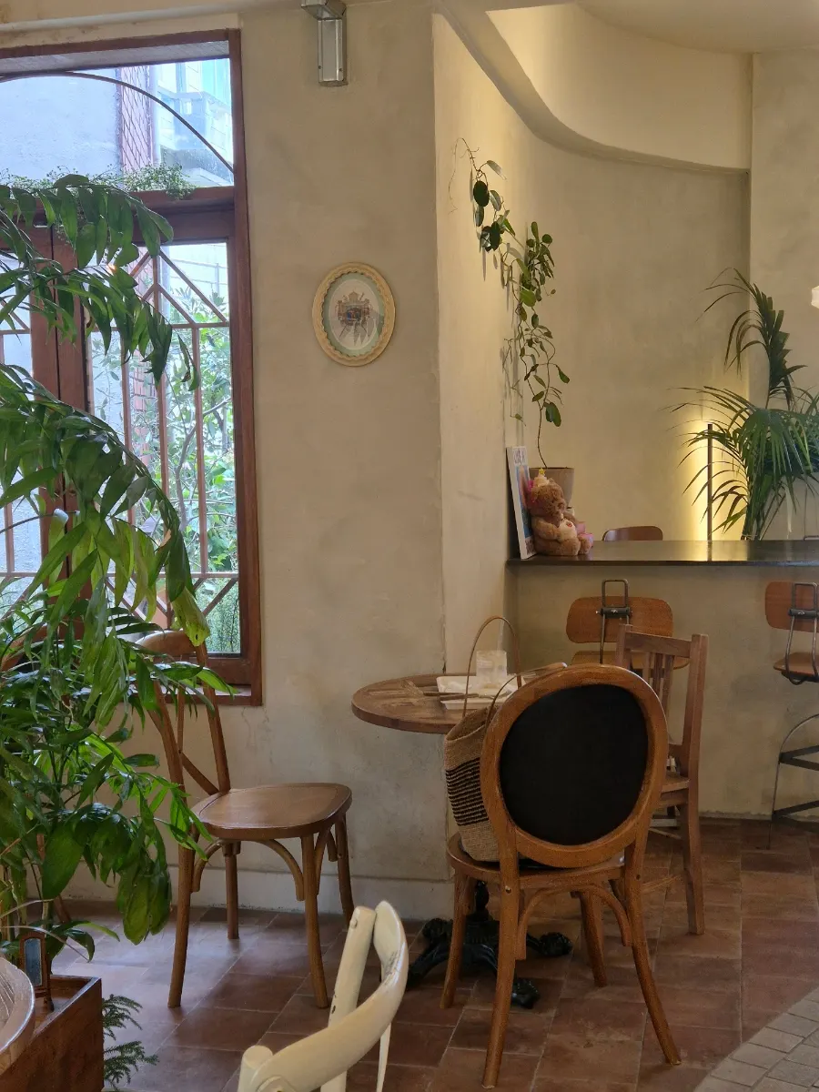 View around Hippy's counter
