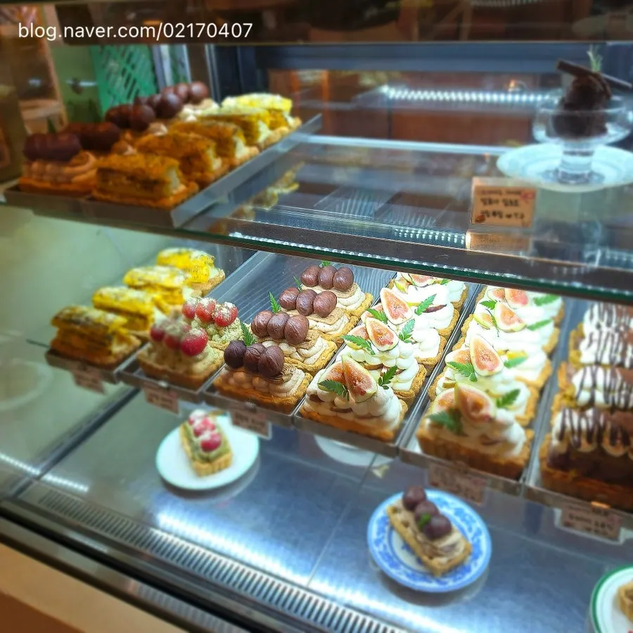 Cream pie display case at Hippy
