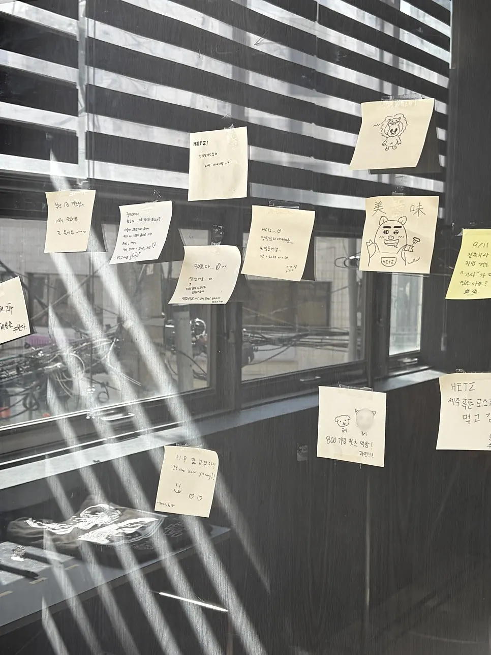 Wall decorated with customer notes at Hets Jeonpo Branch