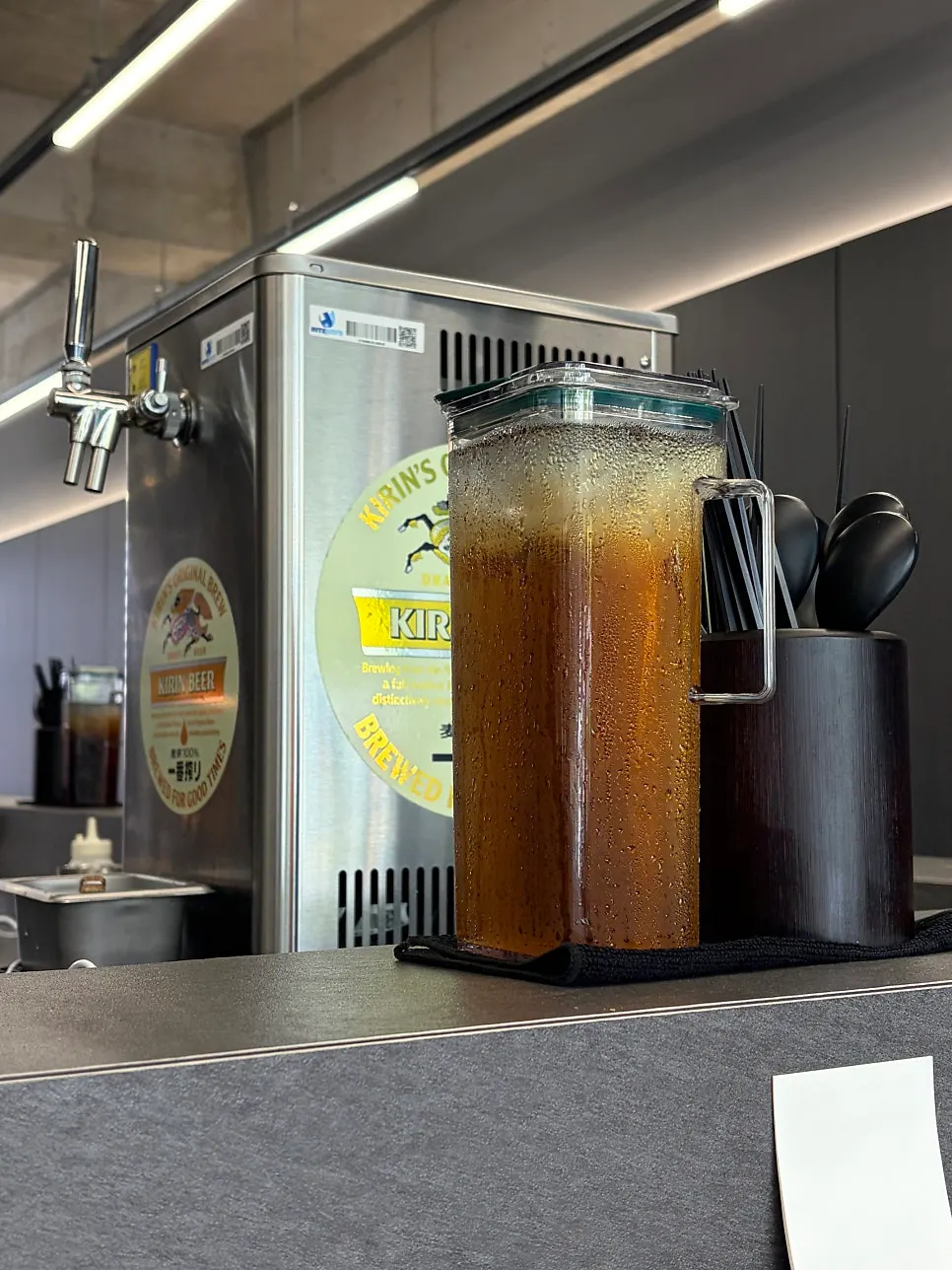 Cold tea prepared at the counter seats