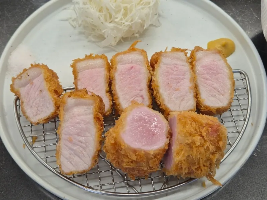 핑크솔트와 샐러드, 연겨자가 함께 나온 카츠 접시