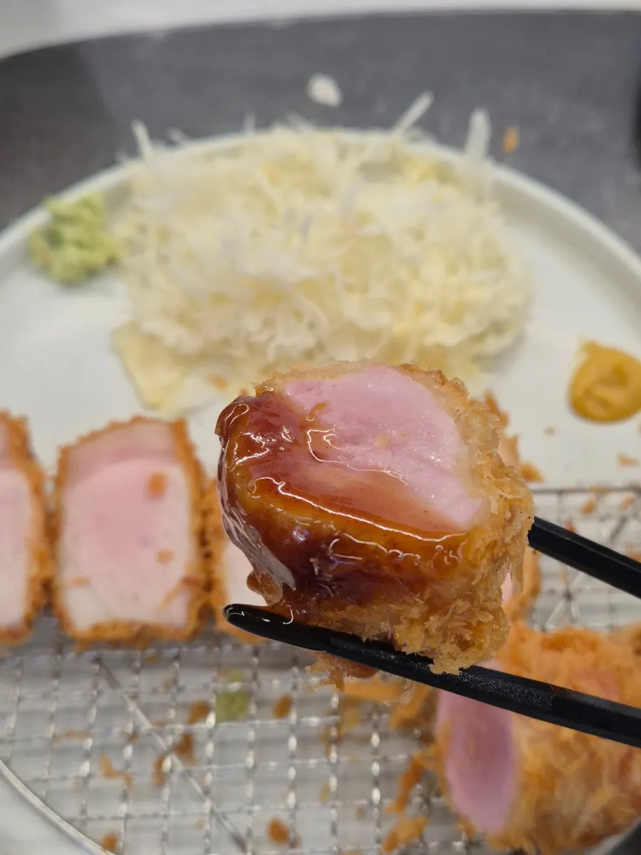 촉촉한 단면이 보이는 안심카츠