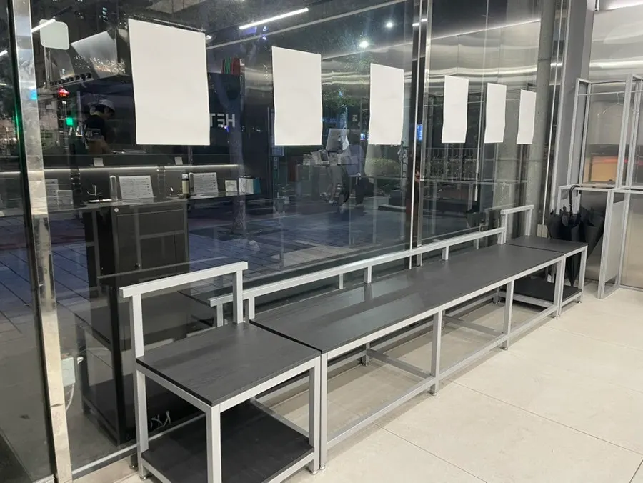 Waiting seats in front of the Hets Jeonpo Branch entrance