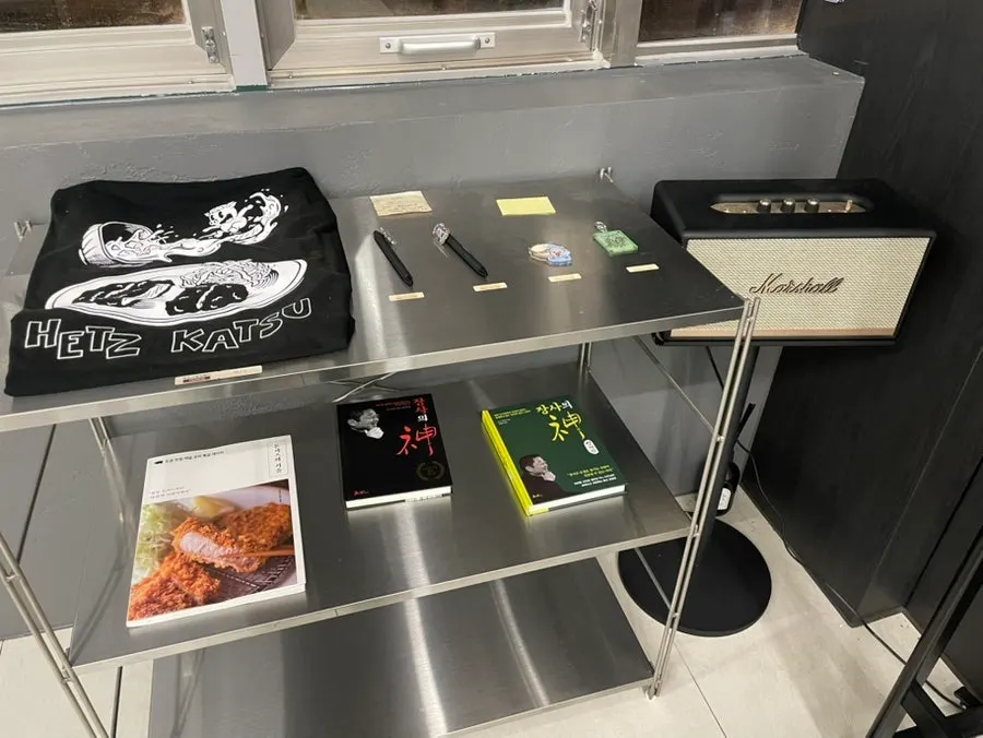 Display shelf of Hets branded goods