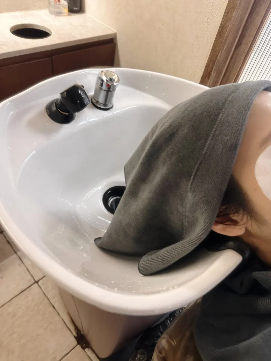 3-step hair clinic performed in the shampoo room
