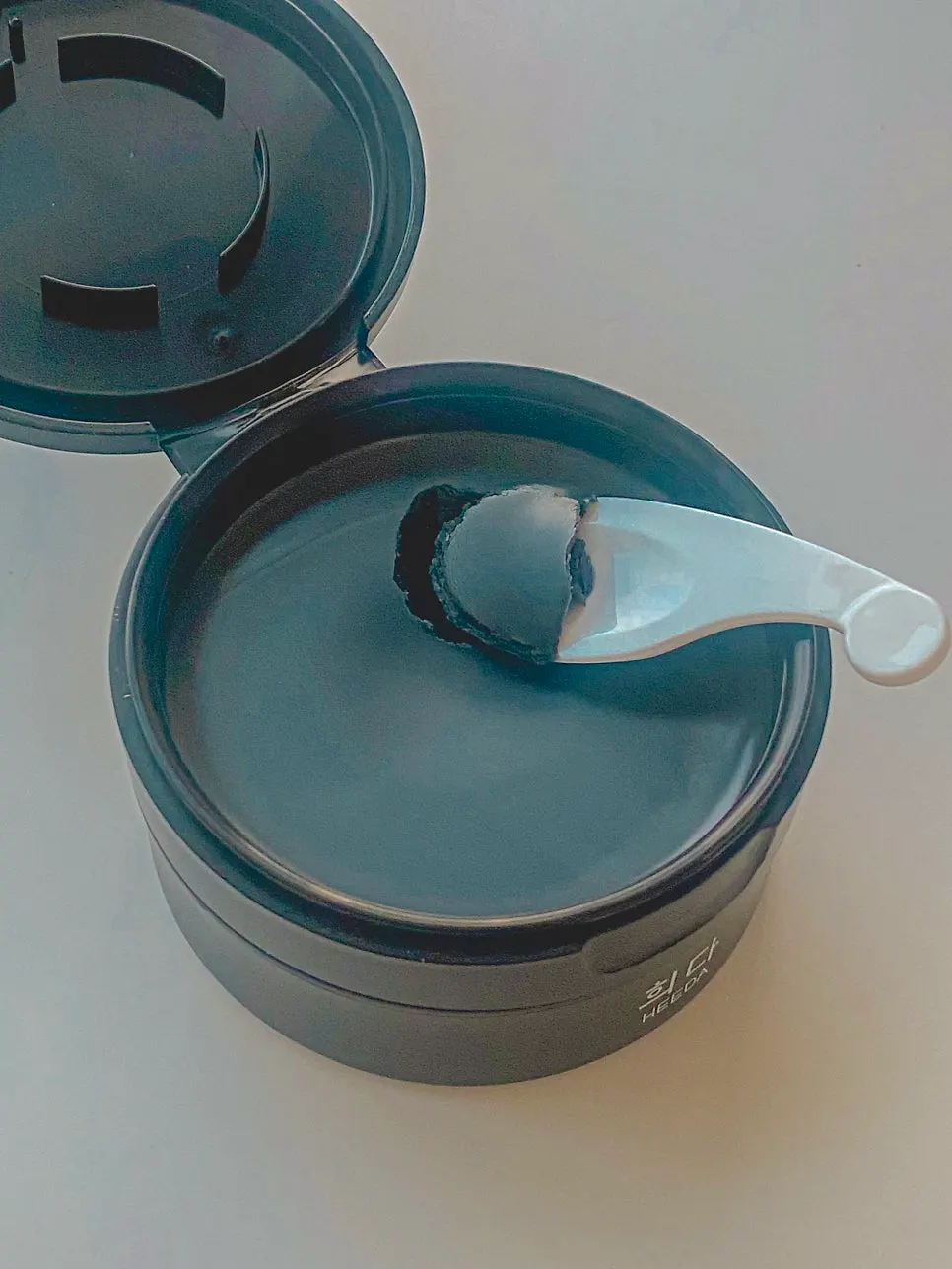 Charcoal cleansing balm for dry, blackhead-prone skin: HEEDA