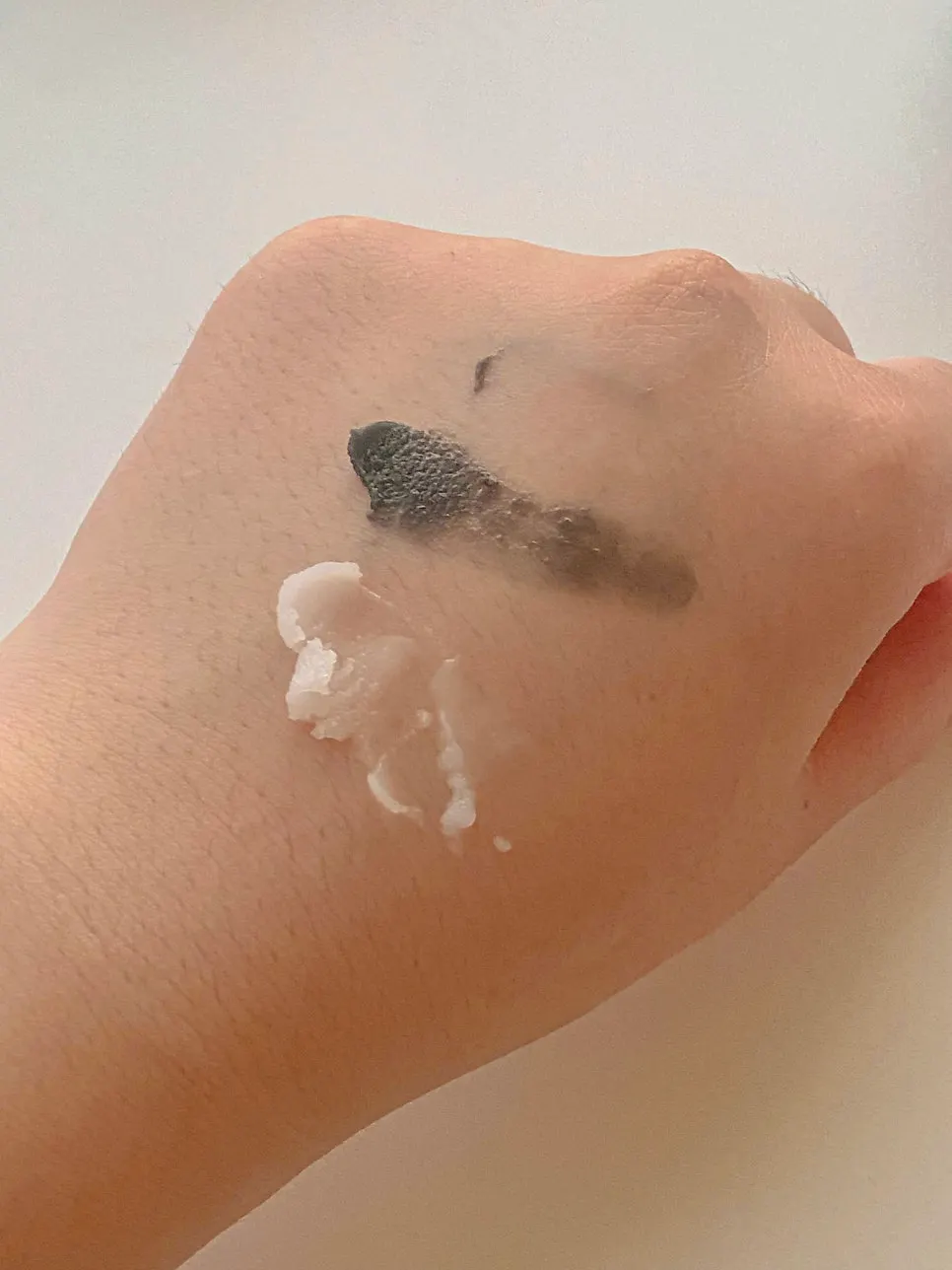 Charcoal cleansing balm for dry, blackhead-prone skin: HEEDA
