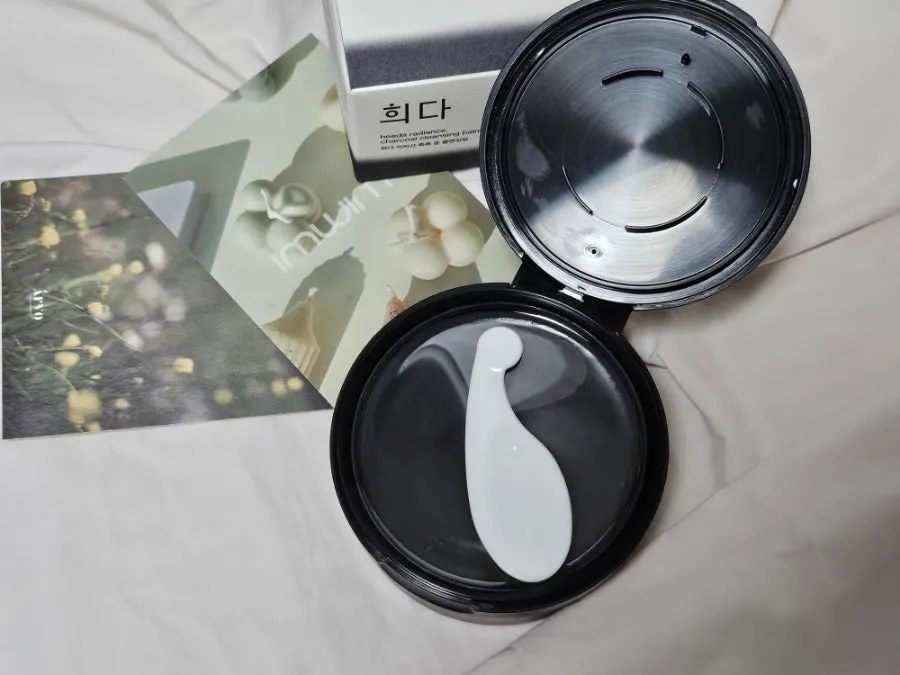 Charcoal cleansing balm for sensitive skin used nightly: HEEDA
