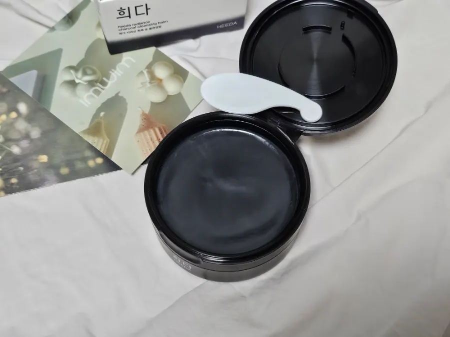 Charcoal cleansing balm for sensitive skin used nightly: HEEDA
