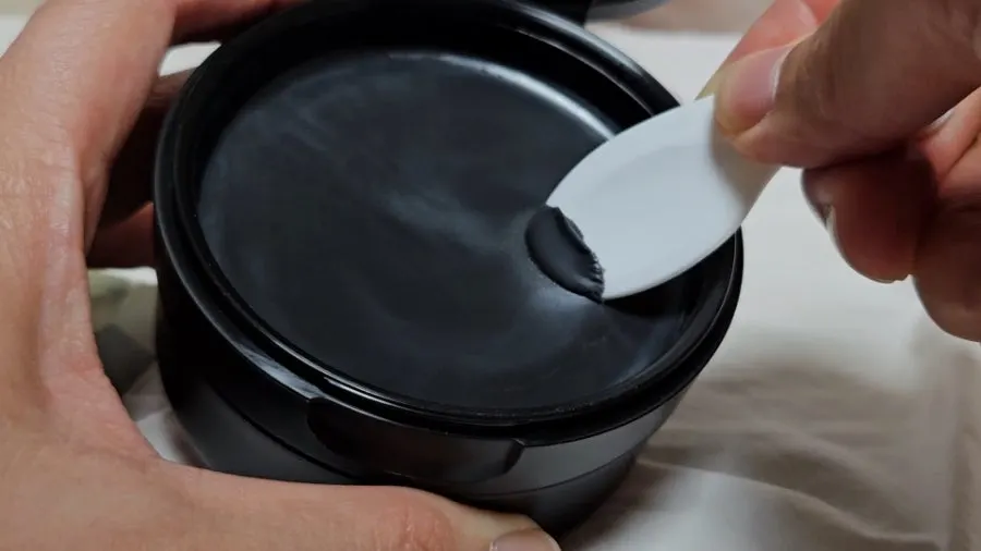Charcoal cleansing balm for sensitive skin used nightly: HEEDA